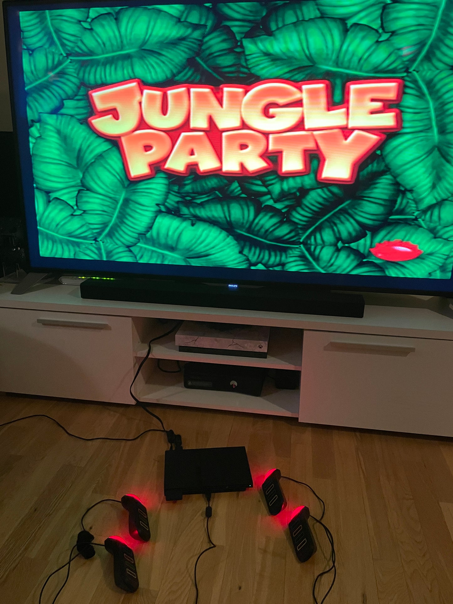 Jungle Party-spill på PlayStation 2 med fire tilkoblede buzzkontrllere